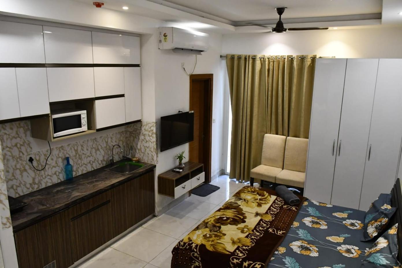 The Forest Stays-Luxury Studio Apartment In Noida Eksteriør billede